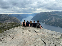 Met mijn huisgenoten bij de preikestolen hike