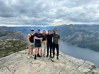 Met mijn huisgenoten bij de preikestolen hike