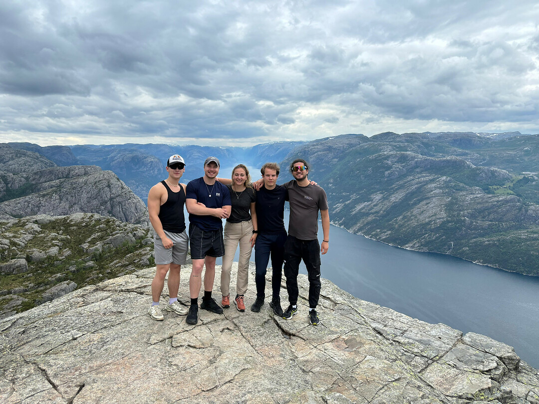 Met mijn huisgenoten bij de preikestolen hike