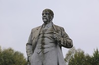 Lenin nog altijd, al is het wat begroeid met mos