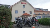 De drie musketiers voor het hotel in Limburg an der lahn bij Frankfurt.