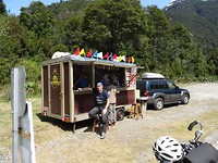 Bij een foodtruck aan het einde van een lange gravelweg.