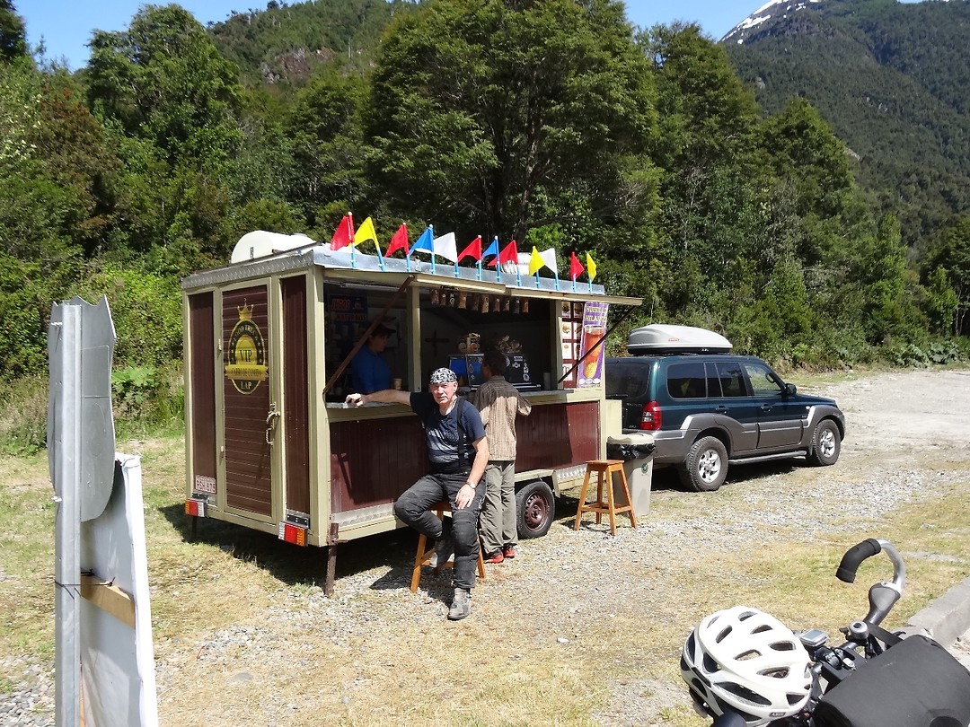 Bij een foodtruck aan het einde van een lange gravelweg.