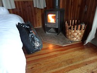 Bij de kachel in de bungalow