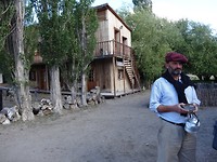 Monsieur Marc bij zijn "hotel"