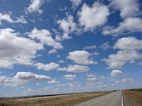 Lange baan met de typische hemel van Patagonië