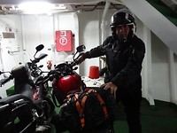 De motor goed vasthouden want vastbinden was er niet bij.