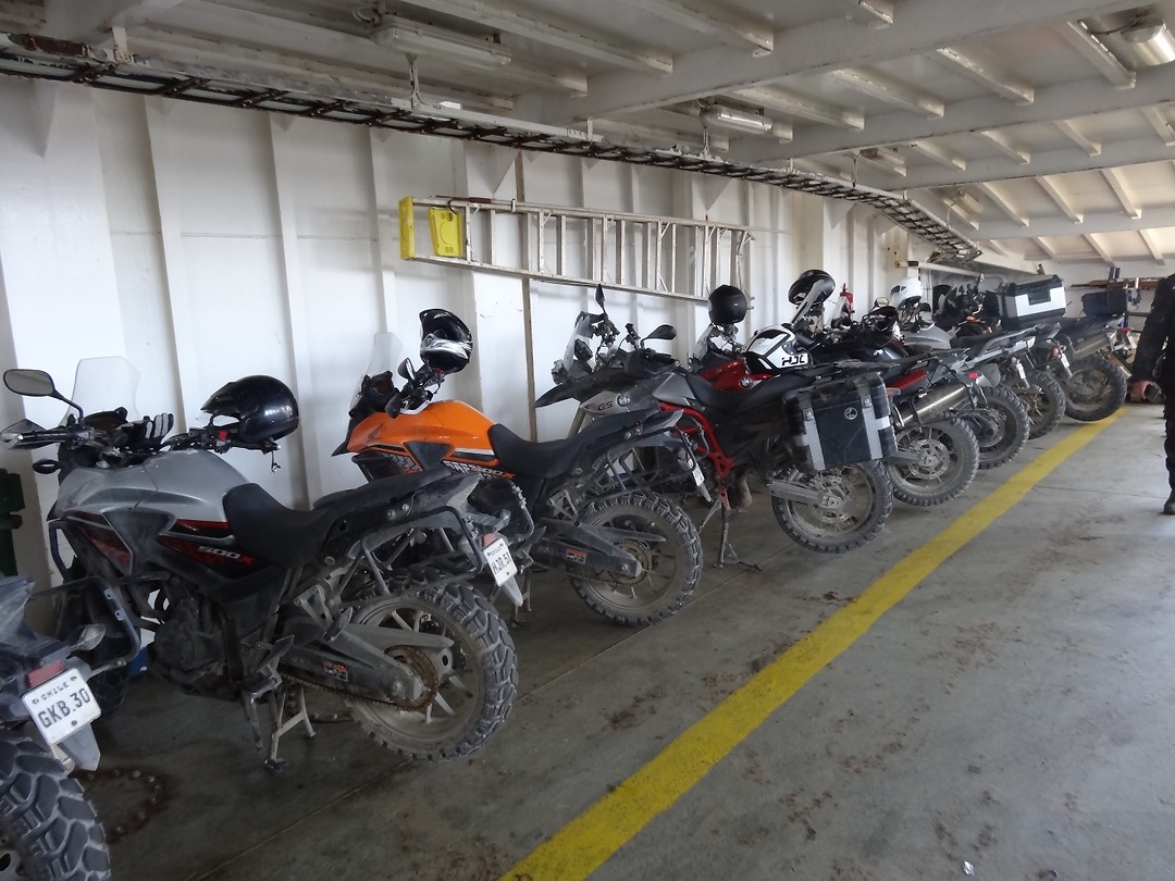 10 op een rij (ferry Porvenir- Punta Arena, Chili)
