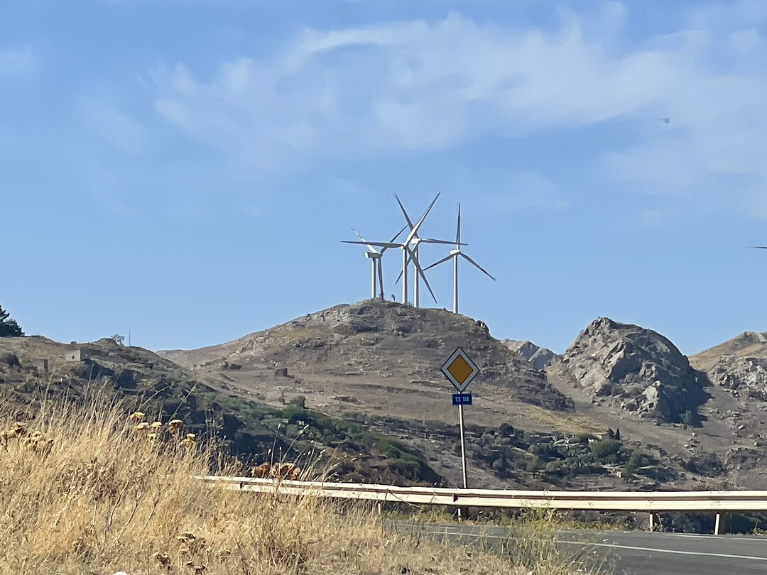 Windmolens op een heuvel in Agrigento