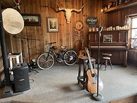 Het podium in het "Saloon"