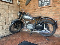 Daar kunnen we niet voorbij. Een oude CZ 125 cc.  (Trencin Slovakije)