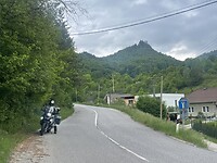 Op de achtergrond een ruïne onbereikbaar voor motorrijders ( getest)