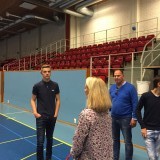 Een sporthal met tribune voor o.a basketbal
