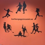 Veel sportafbeeldingen op de muren