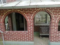 Detail entree met gedenkbord