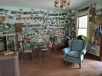 Kamer 3 met 1000en kaarten van fietsers die bij de Cookie Lady hebben gepauzeerd of geslapen.