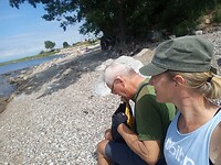 Op kiezelstrand lunchen