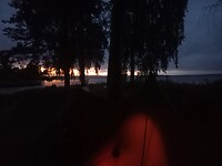 Tent aan meer bij nacht