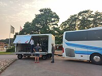 Bouke zijn fiets als laatste in de bus
