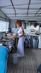 trim.Hedi doet het ochtend ritueel, brood snijden met het elektrische mes