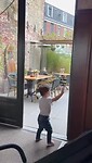 Mason kan al lang lopen, maar doet het nog ‘rustig’ aan.