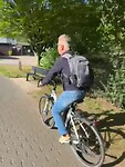 Reisleider geeft instructies
