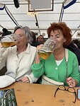 Hedi en Dorien nemen slokje