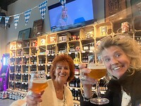 Hedi en Jo in het biercafe