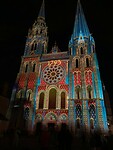 de verlichte kathedraal van Chartres