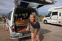 Marleen en Anke Tine bij Tinus, ons rijdende huis.