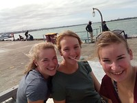 Twee Bootsma's en een bonusBootsma op de pier in Auckland