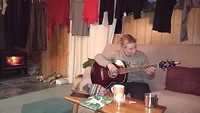 Marleen op gitaar in onze cottage