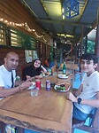 Eten in het 'kampgebouw'