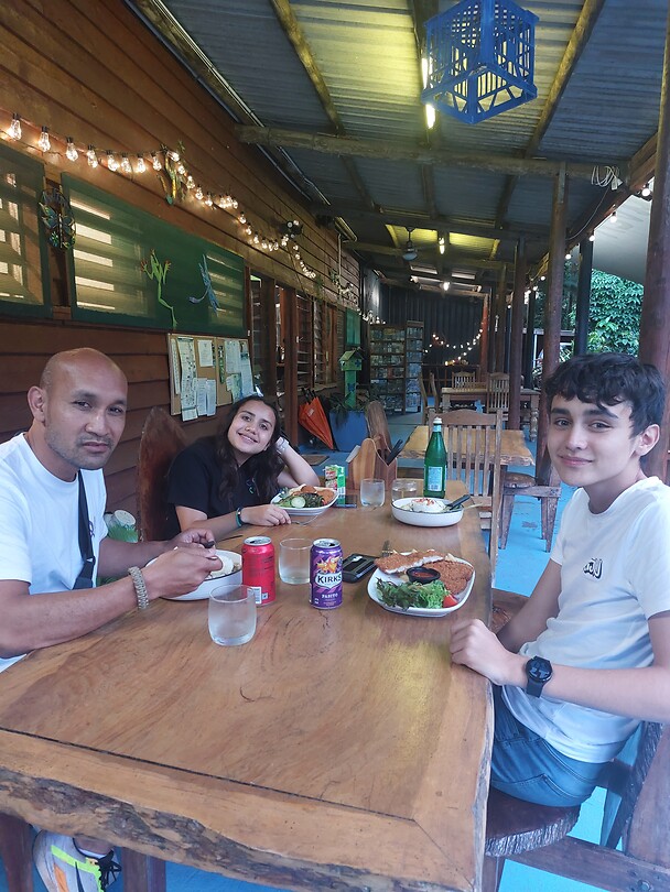 Eten in het 'kampgebouw'