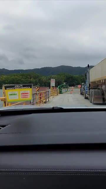 Pontje over Daintree River