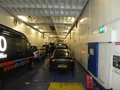 Auto Opel Insignia op de boot