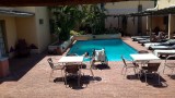 wachten op transfer terug naar Kasane (Botswana) met zicht op zwembad B&B.