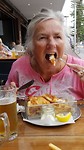 Magda aan de vis