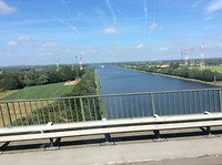 Hele hoge brug, waarop er maar langzaam gereden werd.