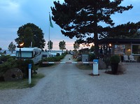 Ingang van de camping, bij avond