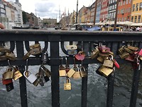 Slotjes, zoals op elke bekende brug.