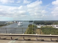 Noord Oostzeekanaal met cruiseschip