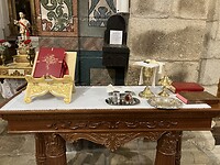 Gedekte liturgische tafel
