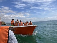 Varen in Lagos langs rotsen en grotten