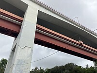 Onder de brug hangt een spoorbaan
