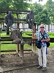 Kunstwerk in park: 3/4 lachende mannen