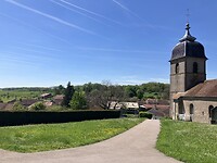 Kerkje met uitzicht op de camping