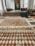 De vloer uit de 12e eeuw is het nog enige originele van de Dom