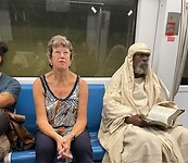 Multi culturele passagiers in de metro