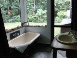 The Bathroom with vieuw on the garden